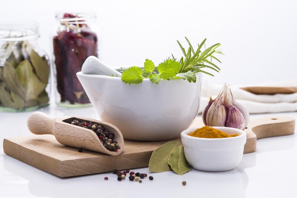 Organic ashwagandha root and herbal powder
